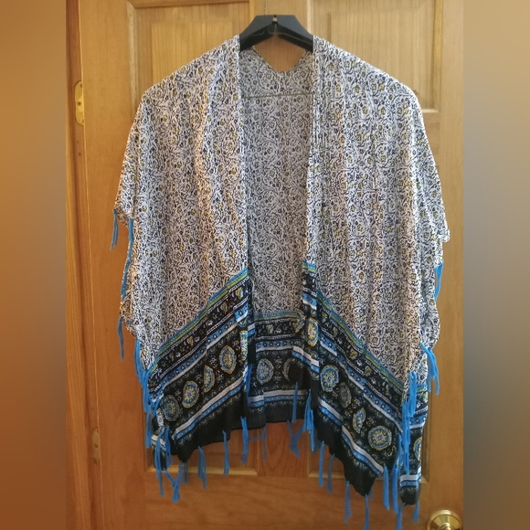 None Accessories - Floral short ruana